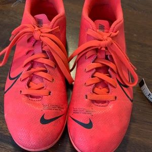 Kids NIKE Soccer Cleats - size 2Y